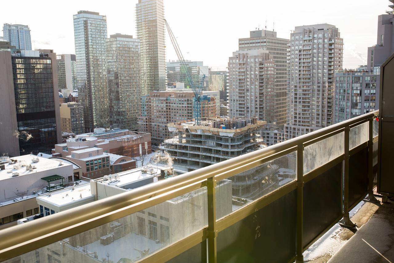 Yonge And Wellesley Apartments トロント エクステリア 写真